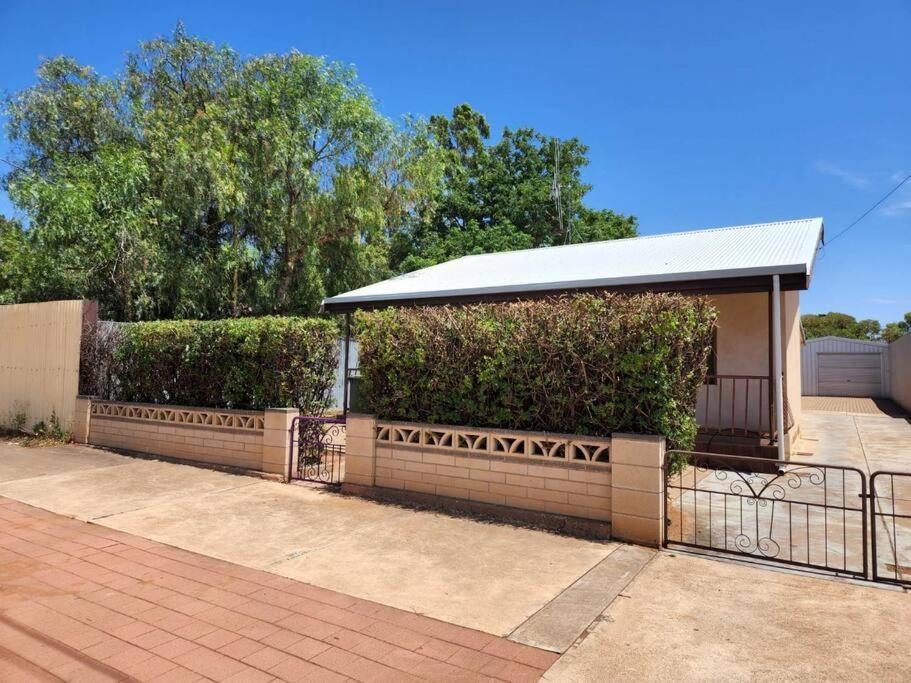 Villa The House With The Purple Gate Broken Hill Exterior foto
